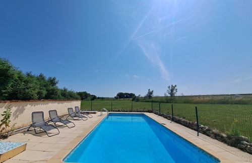 Saint-Pierre-de-Juillers House | Grande Villa Avec Piscine Privée