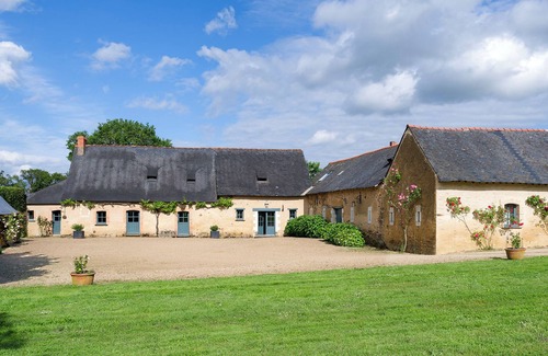 Feneu House | Grande Maison de Famille Pleine de Charme. Confort, Calme, Vue, Piscine