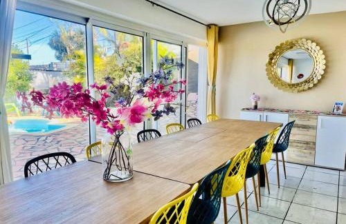 Petite-ÃŽle House | Grande maison pour 20 personnes, avec 8 chambres, piscine, billard et BBQ