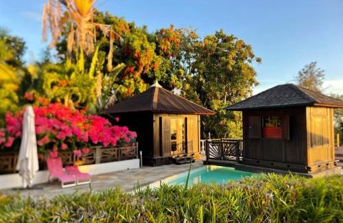 La Riviere Saint-Louis House | Grande Villa et Bungalows dans un Jardin créole avec Piscine et Vue Panoramique