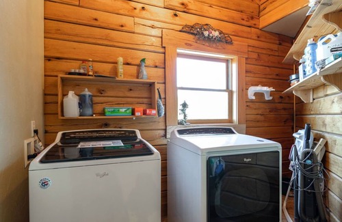 Blue Eye Cabin | GrandView Lodge Table Rock Lake with hot tub