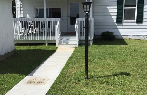 Dry Ridge House | Granny’s House 2 bedroom, 5 miles to ark! Bonus walkthrough space with twin bed.