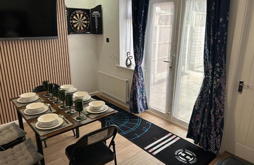 Erdington House | Gravelly House M6 J6 Star City HS2 NEC Airport - A Spacious Best-in-Class 6 Bedroom House in Birmingham Perfect for Large Groups, Corporate & Contractors and for Long Term Stays