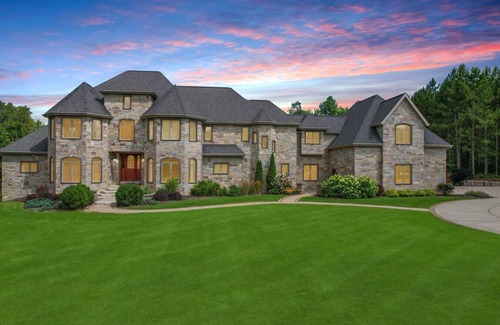 Krakow House | Gray Lake Villa -Sauna/Theater/9 bedroom/Sleeps 22