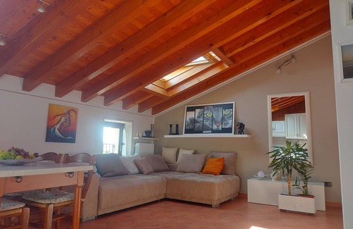 Caprino Veronese House | Graziosa Mansarda in Corte Privata