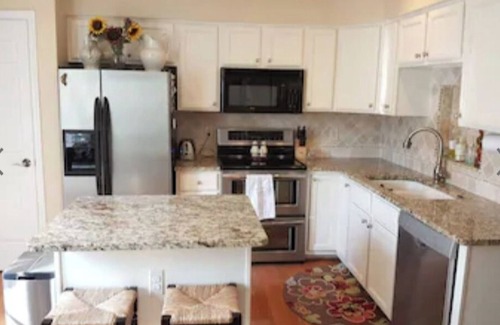 Nauck House | Great 3 bedroom, 2.5 bath with attached garage close to everything!