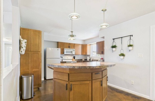 Alhambra House | Great 4 Groups, Near Everything!