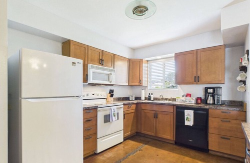 Alhambra House | Great 4 Groups, Near Everything!
