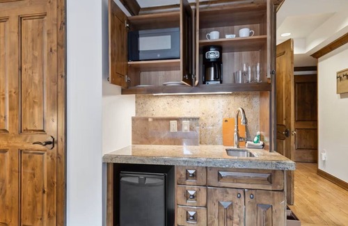 Downtown Hotel | Great Amenities at Aspen Ski in/Out Resort