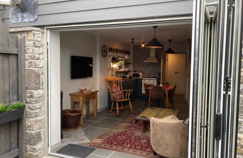 Cowbridge Apartment | Great country-style house with a courtyard