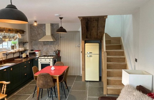 Cowbridge Apartment | Great country-style house with a courtyard