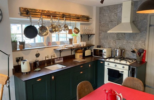 Cowbridge Apartment | Great country-style house with a courtyard