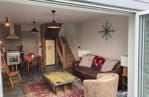 Cowbridge Apartment | Great country-style house with a courtyard