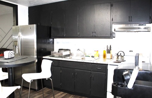 McDonough Apartment | Great Extended Work Stays-Pet-Friendly Cozy 2BR, Driveway Parking, 30M from Downtown Atlanta