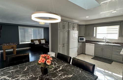 Niagara Falls House | Great Falls Home -walk to the Falls. Spacious house for family