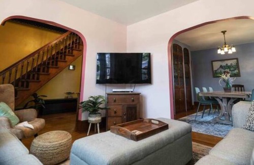 Manistee House | Great Gathering Spot Close to Lake Michigan