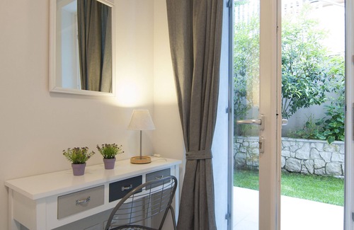 Albisano Apartment | GREAT LAKE VIEW - PRIVATE GARDEN - JACUZZI