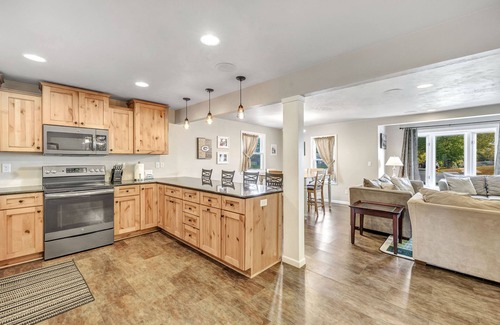 Green Bay House | Great Location; 1 Block From Lambeau Field.