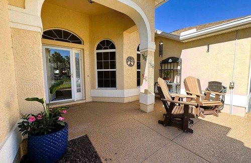 Santiago House | Great location.Climate-controlled lanai & NEW 2024 4-SEATER GOLF CART INCLUDED!