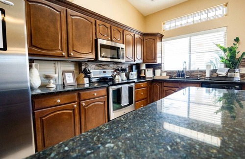 Paradise Park Vista House | Great Location, Heated Pool, Billiard Room & more