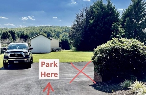 Forest Apartment | GREAT LOCATION! Private and roomy 1 bdrm, bath & den
