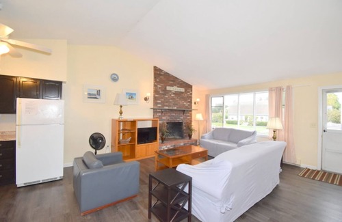 Eastward Look House | Great Location! Walk to Scarborough Beach!
