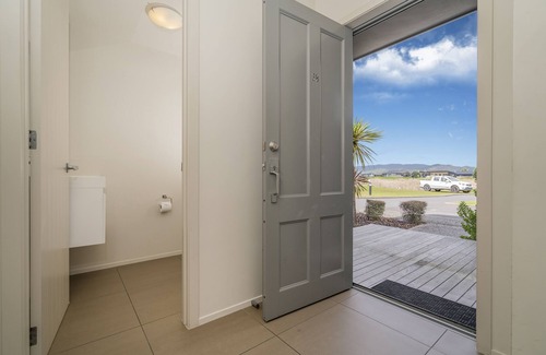 Matarangi Villa | Great Matarangi Location Lakeside Gem overlooking the golf course!