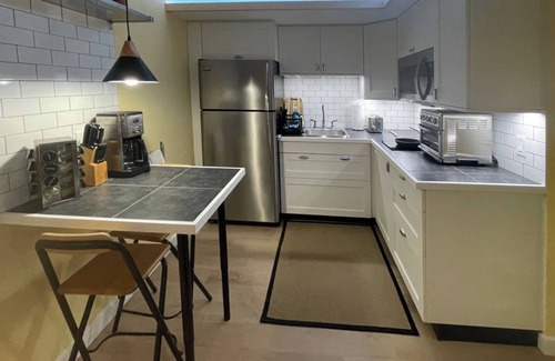 Oakwood Village Apartment | Great Mid-Town Toronto Bachelor Suite Convenient to Downtown and Airport