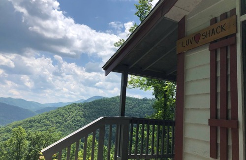 Whittier Cabin | Great Mountain Views near Cherokee and Bryson City, NC w/1 BR, grill, & firepit