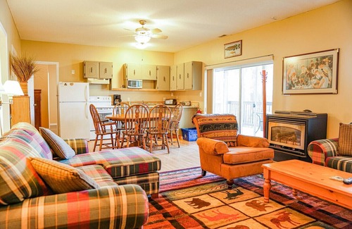 Seguin House | Great Muskokan Waterfront Cottage, 7-Bedroom Vacation House @ Sunny Point Resort