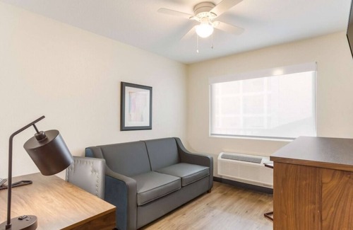 Merry Oaks House | Great Relaxing Overnight Stay! 4 Great Units, Free Parking, Onsite Pool