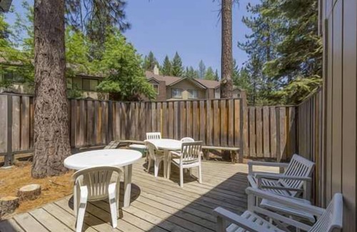 Lake Forest Condo | GREAT reviews & great value! Lake Forest Glen w/HOA pools, hot tub, walk to beach