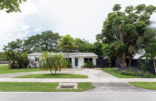 North Andrews Gardens Apartment | Great Room in Awesome Location