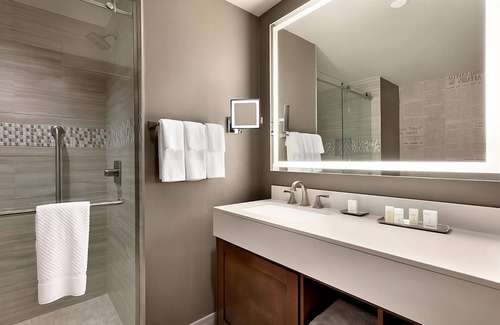 Berkeley Heights Hotel | Great Vacation Awaits! 3 Relaxing Units, Free Breakfast, Indoor Pool!