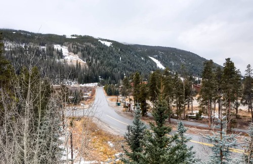 River Run Condo | Great views, sleeps up to 8, walk to slopes, kids ski free! by RedAwning
