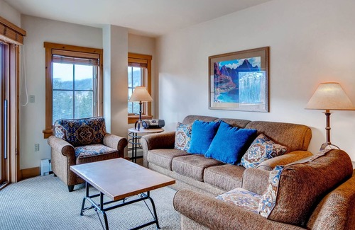 River Run Condo | Great views, sleeps up to 8, walk to slopes, kids ski free! by RedAwning