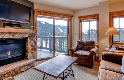 River Run Condo | Great views, sleeps up to 8, walk to slopes, kids ski free! by RedAwning