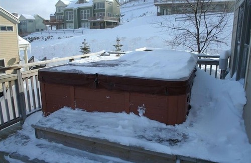 Central Vermont- Killington Condo | GREAT WHITE VIEW-SKI ON/SKI OFF-3 Trails HOT TUB & SAUNA- MONTHLY RENTALS