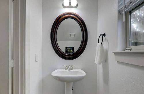 Shady Acres House | Greater Heights 3/2.5 Stunning