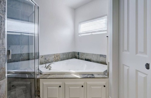 Shady Acres House | Greater Heights 3/2.5 Stunning