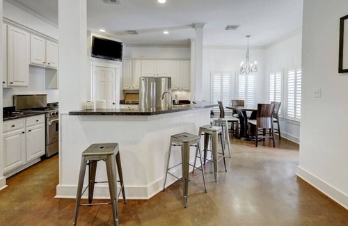Shady Acres House | Greater Heights 3/2.5 Stunning
