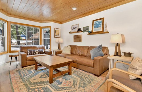 Big Bear Lake Ski Chalet | Green Canoe Cabin- Hot Tub- Smart TVs- BBQ- Relaxing Central Moonridge Chalet