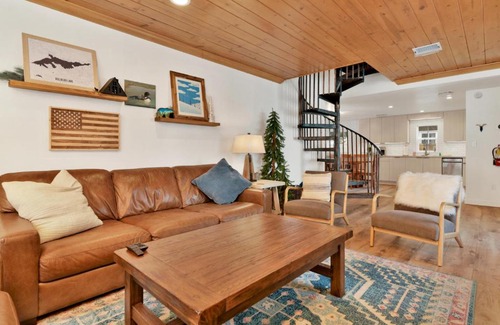 Big Bear Lake Ski Chalet | Green Canoe Cabin- Hot Tub- Smart TVs- BBQ- Relaxing Central Moonridge Chalet