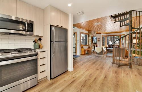 Big Bear Lake Ski Chalet | Green Canoe Cabin- Hot Tub- Smart TVs- BBQ- Relaxing Central Moonridge Chalet
