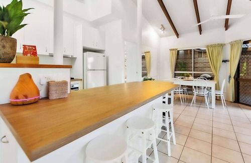 Trinity Beach House | Green Cottage - Pet & Child friendly