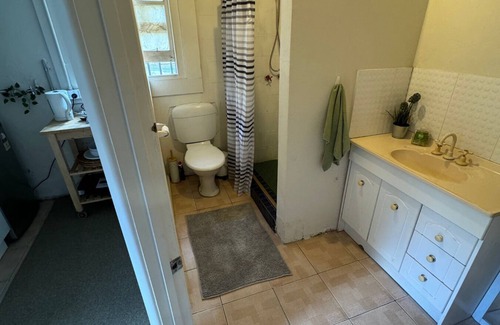 Kensington House | Green Haven: Pet Friendly 1-bedroom ideally located in Kensington
