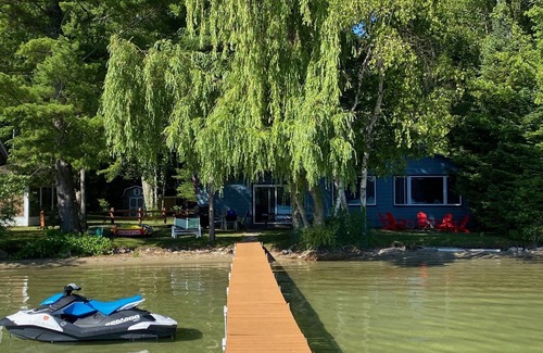 Interlochen Cottage | Green Lake: Charming Cottage with Sandy Beach & Dock - Ideal for Family Getaways