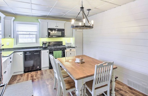 Markesan Cottage | Green Lake Vacation Home w/Screened Porch!
