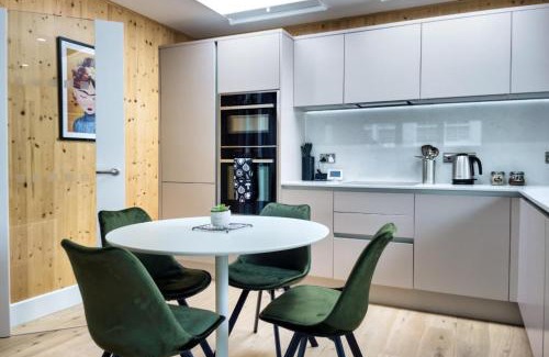 Hove House | Green Mews 1 with Free Parking By My Getaways