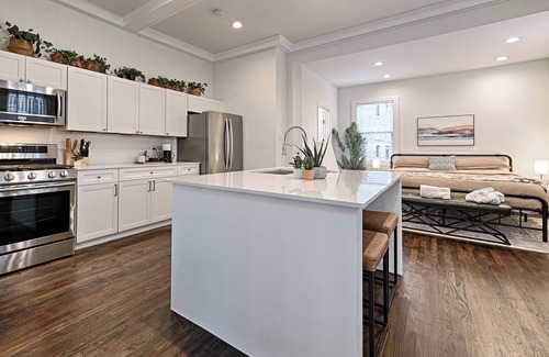 Uptown Apartment | GREENHOUSE π 1BD 1BA π Trolley π Pets πΆ NEW π
